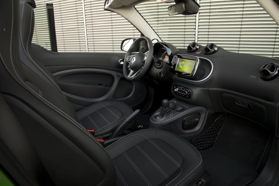 Интерьер Smart ForTwo Prime Cabrio Electric Drive 2017 года  (WW) (фото 6 из 35)
